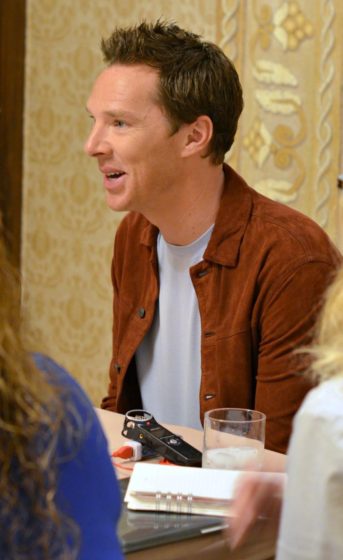 Benedict Cumberbatch talking with the bloggers