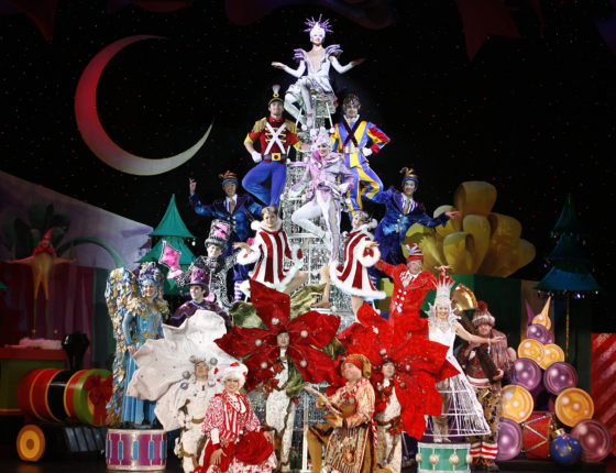 Cirque Dreams Holidaze - Ornaments on Tree